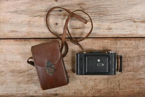 KODAK: A vintage Kodak Vigilant 620 Folding Camera 69171 in leather carry case