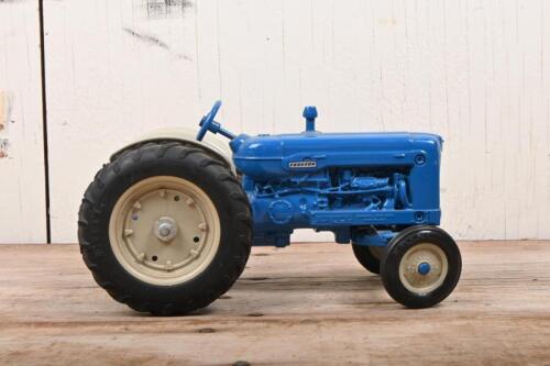FORDSON: A Ertl Fordson Super Major 1/16th scale farm tractor
