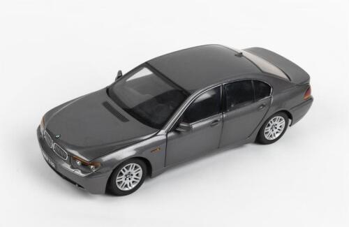 B.M.W: A KYOSHO 1:18 scale B.M.W 7 Series in metallic grey