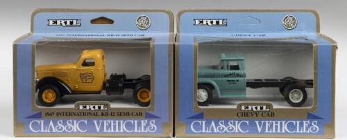 AMERICAN CABS: Two 1:43 scale ERTL American Cab models. 1947 INTERNATIONAL KB-12 SEMI-CAB (2627) & CHEVY CAB (2628)