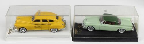 AMERICAN CARS: Two solido Age d'or 1:43 scale American cars. Chrysler Windsor Taxi (4514) & Studebaker Hard-Top 1957 (4522)