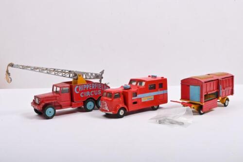 CORGI CHIPPERFIELD: A Corgi Chipperfield Circus group. Corgi 1121 "Chipperfield Circus" International 6-wheeled Crane Truck & Corgi 1123 "Chipperfield Circus" Animal Cage (Note crane is International)