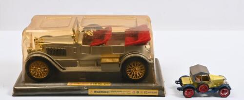 VINTAGE CARS: Two vintage car models. DINKY TOYS MORRIS OXFORD