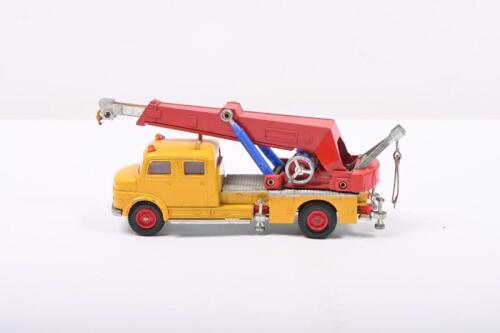 MERCEDES-BENZ: A Siku Mercedes-Benz Kranwagen (V 293)