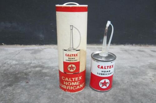 CALTEX: A cylindrical cardboard container&nbsp;with 'Caltex Home Lubricant' tin - Dutch text.