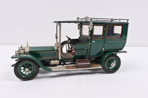 ROLLS-ROYCE: A Franklin Mint 1:24 scale 1907 Rolls-Royce Silver Ghost in dark green