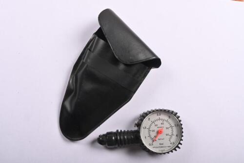 PORSCHE: A PORSCHE tyre pressure gauge by MOTOMETER (Part No. 911.722.201.02)