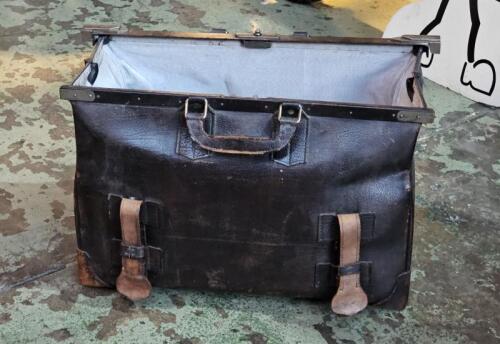DOCTORS BAG: A black leather doctors bag