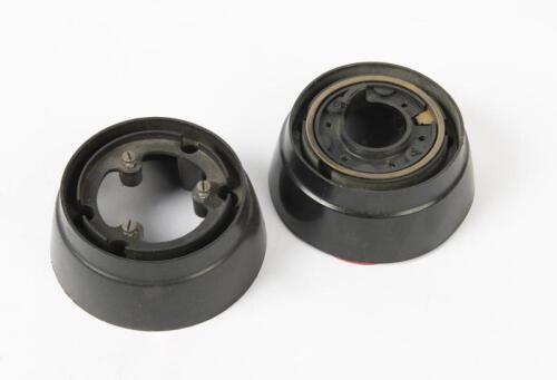 914: Two steering wheel hubs believed to be suited to Porsche 914
