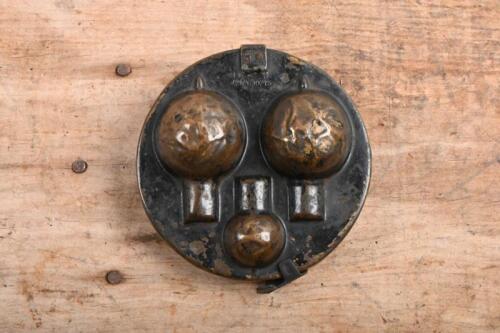 VINTAGE BULB HOLDER: A vintage bulb holder in brass