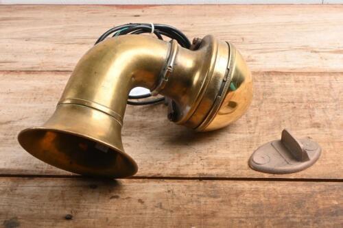 HORN: A circa 1920/30s 12 volt Bosch brass horn with base