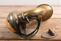 HORN: A circa 1920/30s 12 volt Bosch brass horn with base - 2
