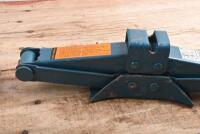 WHEEL JACK: A Ford wheel jack and handle - 2