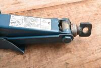 WHEEL JACK: A Ford wheel jack and handle - 3