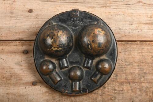 AUTOCLIPSE: An Autoclipse light bulb holder for five bulbs in brass