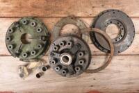 ALFA ROMEO: A box of&nbsp;various clutch parts including two unopened bags of Alfa Romeo Fitchel & Sachs parts '1365 10411' along with various plates