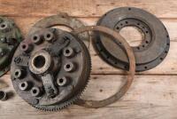 ALFA ROMEO: A box of&nbsp;various clutch parts including two unopened bags of Alfa Romeo Fitchel & Sachs parts '1365 10411' along with various plates - 2