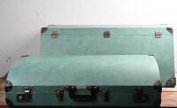 AUTO LUGGAGE: A circa 1950s/1960s two piece luggage set by 'AUTO-LUGGAGE' - 5