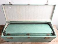 AUTO LUGGAGE: A circa 1950s/1960s two piece luggage set by 'AUTO-LUGGAGE' - 10