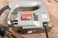 JIG SAW: A Black & Decker F.A. 10881 jig saw. With spare blades - 4