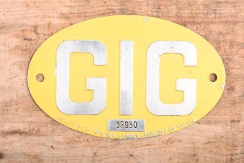 GIG PLATE: A scarce GIG plate - 'GRANDS INVALIDES DE GUERRE' (FR) for disabled French veterans. Numbered '32930'