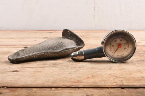 TYRE GAUGE: A West German MOTOMETER tyre gauge