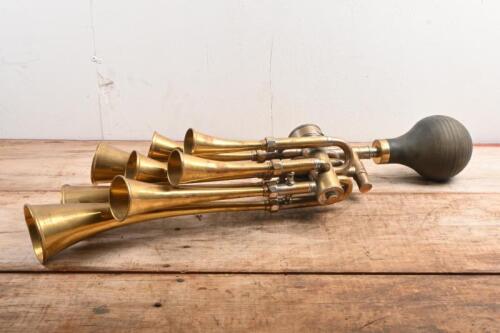 HORN: A exceptional circa 1910 Cicca (France) eighth-note brass trumpet horn "Le Testophone" model