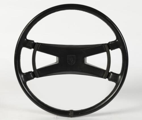 911: A Porsche 911 steering wheel with butterfly horn push button