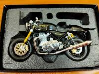 NORTON: A Biante 1:12 scale model of a 961 SE Norton Commando - 2
