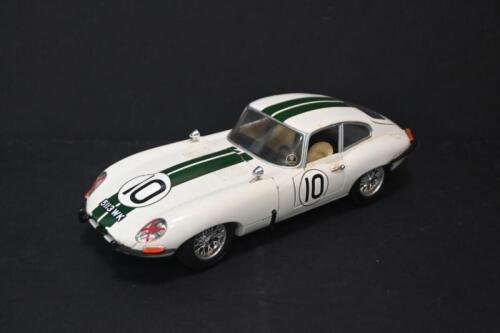 JAGUAR: A Bburago 1:18 scale 1961 JAGUAR "E" constructed metal kit model