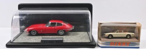 ENGLISH CARS: Two die-cast model cars concerned with English marques. 1:24 scale Franklin Mint Jaguar E-Type in red with display case