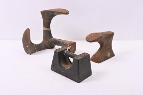 ANVIL: Two vintage cast iron shoemakers cobblers tools and a heavy 7lb W & T Avery scale weight