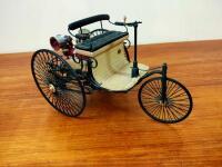 BENZ: A 1:8 scale model by Franklin Mint of the 1886 BENZ - 4