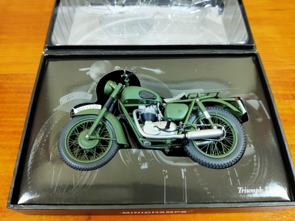 TRIUMPH: A Minichamps 1:12 scale model of a 1962 Triumph TR6