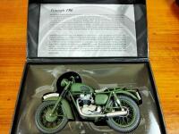 TRIUMPH: A Minichamps 1:12 scale model of a 1962 Triumph TR6 - 8