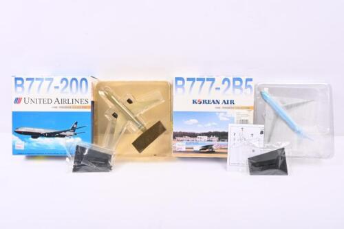 BOEING: Two 1:400 scale Dragon Wings Aircraft Premiere Collection diecast models. Boeing B777-2B5 in "KOREAN AIR" livery & Boeing B777-200 in "UNITED AIRLINES" livery