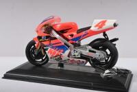 DOOHAN: An Italeri 1:24 scale HONDA NSR 500cc. 1994 World Champion - M. Doohan - 2