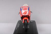 DOOHAN: An Italeri 1:24 scale HONDA NSR 500cc. 1994 World Champion - M. Doohan - 3