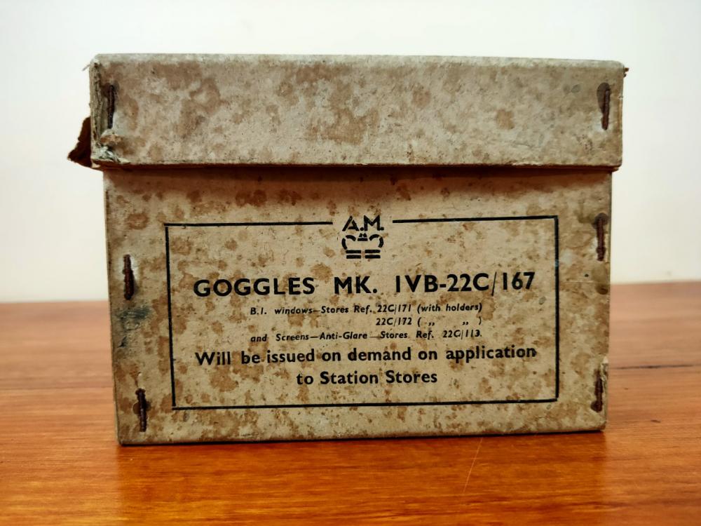 AVIATION: A pair of boxed RAF World War II pilot's flying goggles