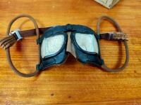AVIATION: A pair of boxed RAF World War II pilot's flying goggles - 6