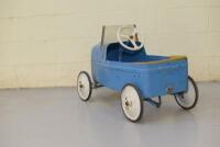 PEDAL CAR: A late 1940s/1950s children&rsquo;s pedal car - 3