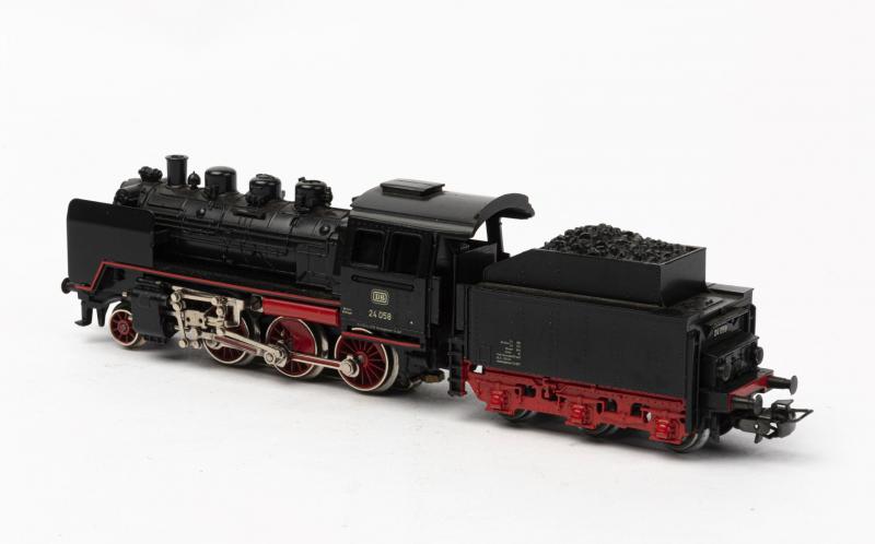 MARKLIN: A Marklin 3003 2-6-0 steam locomotive with tender with box ...