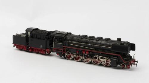 MARKLIN: A Marklin 3047 2-10-0 heavy freight locomotive with tender
