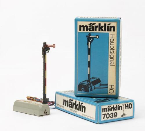 MARKLIN: Two Marklin HO 7039 signal, both boxed