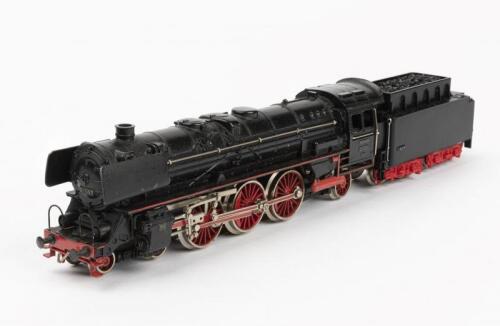 MARKLIN: A Marklin HO 3048 4-6-2 express steam locomotive with non-metal tender, circa late 1950s (2 headlights)
