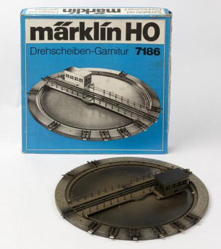 MARKLIN: A Marklin HO 7186 turntable, boxed