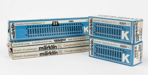 MARKLIN: Six boxes of straight sections of K HO track including two 2190, two 2291 and 2201