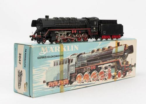 MARKLIN: A Marklin HO 3047 2-10-0 heavy goods steam locomotive with tender (missing coal) in fitted box.