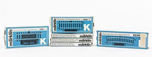 MARKLIN: Six boxed track sections (including five 2299,one 2239)