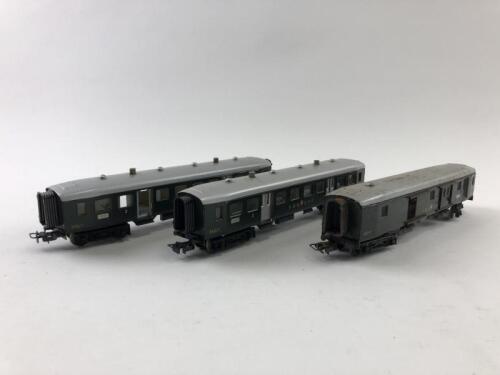 MARKLIN: Three Marklin Swiss railways carriages, circa 1967